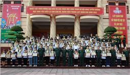 Tuyên dương học sinh tiêu biểu là con em cán bộ, nhân viên trong LLVT Quân khu